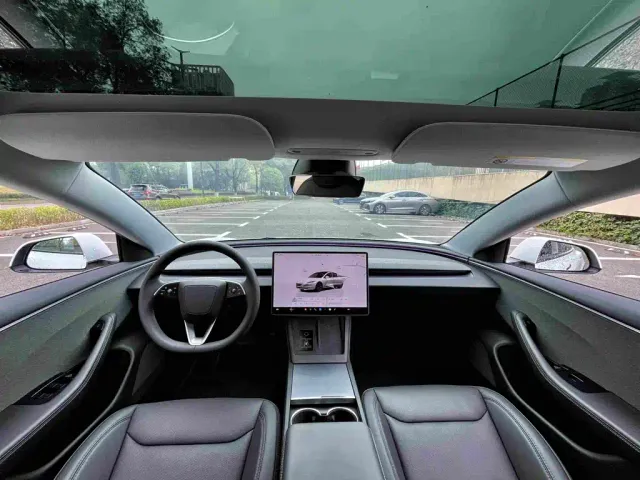 Tesla Model 3 — Фото автомобиля 6