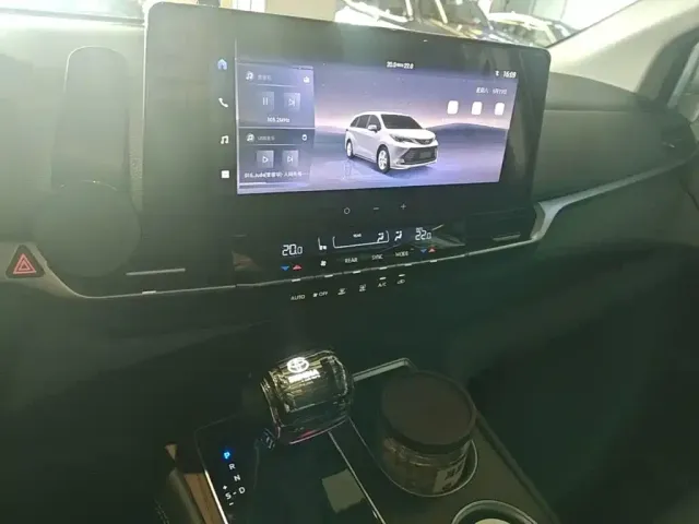 Toyota Sienna — Фото автомобиля 12