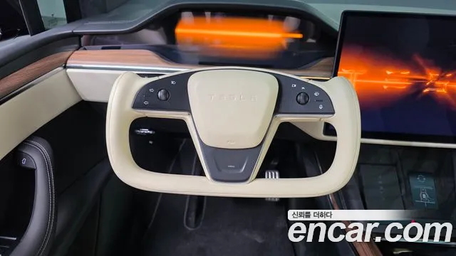 Tesla Model X — Фото автомобиля 13
