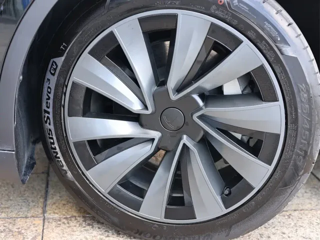 Tesla Model Y — Фото автомобиля 10