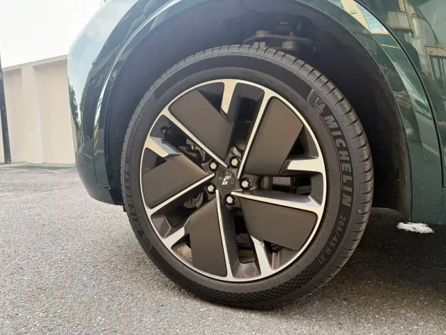 Li Auto L9 — Фото автомобиля 6