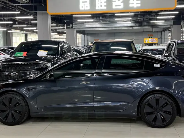 Tesla Model 3 — Фото автомобиля 4