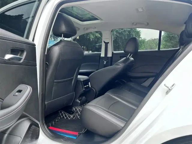 Roewe i5 — Фото автомобиля 10