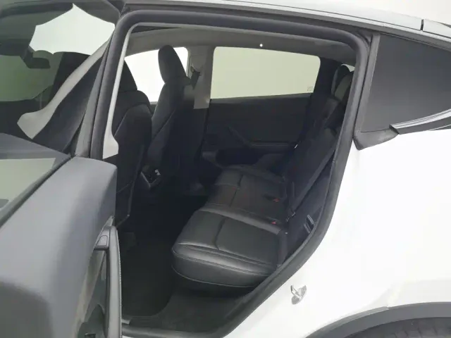 Tesla Model Y — Фото автомобиля 15