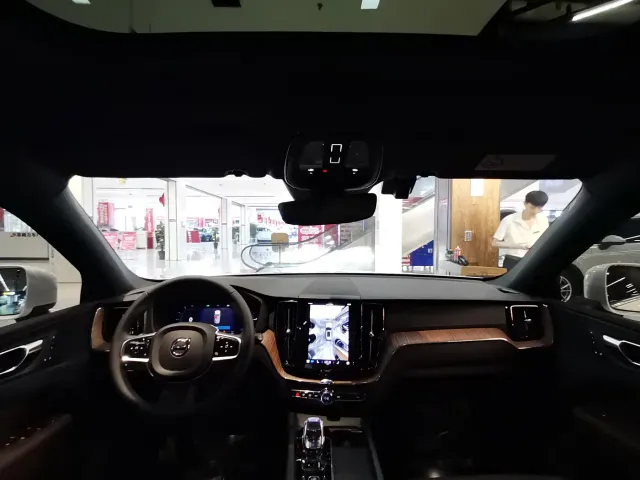 Volvo XC60 — Фото автомобиля 10