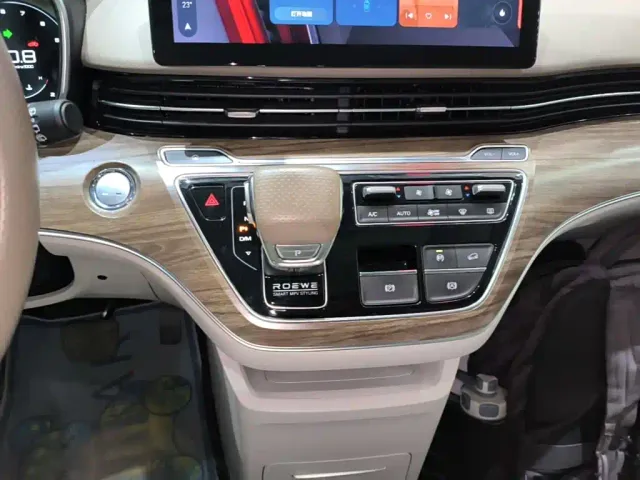 Roewe iMAX8 — Фото автомобиля 13