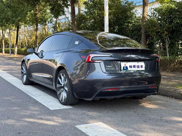 Tesla Model 3 — Фото автомобиля 12