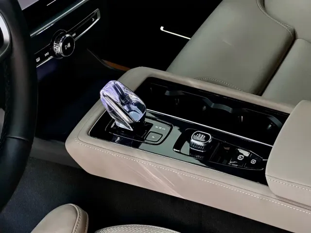 Volvo XC90 — Фото автомобиля 18