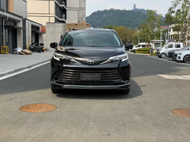Toyota Sienna — Фото автомобиля 2