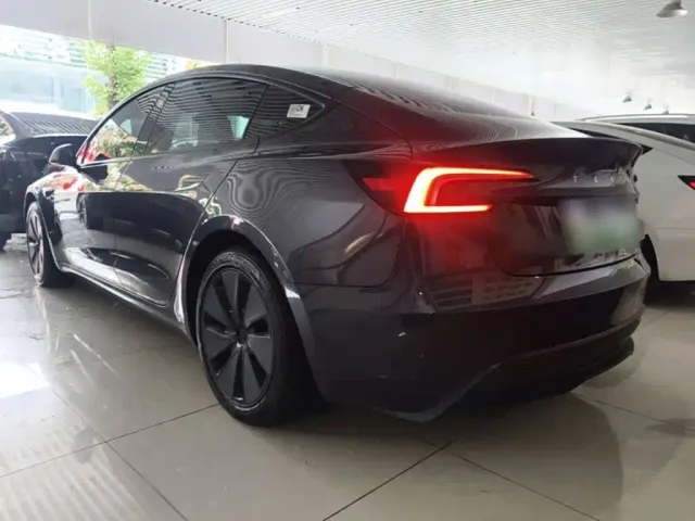 Tesla Model 3 — Фото автомобиля 4