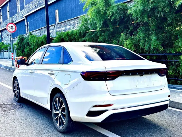 Geely Emgrand — Фото автомобиля 13