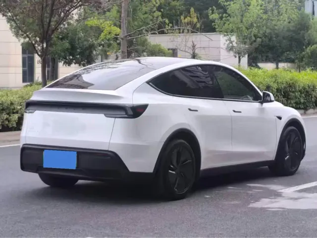 Tesla Model Y — Фото автомобиля 5