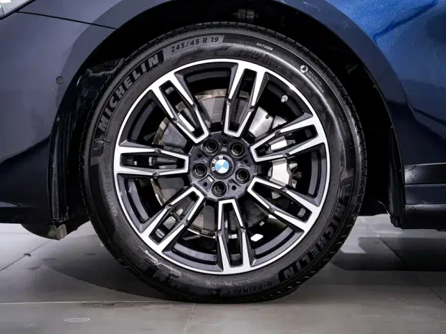 BMW 5 Series — Фото автомобиля 12