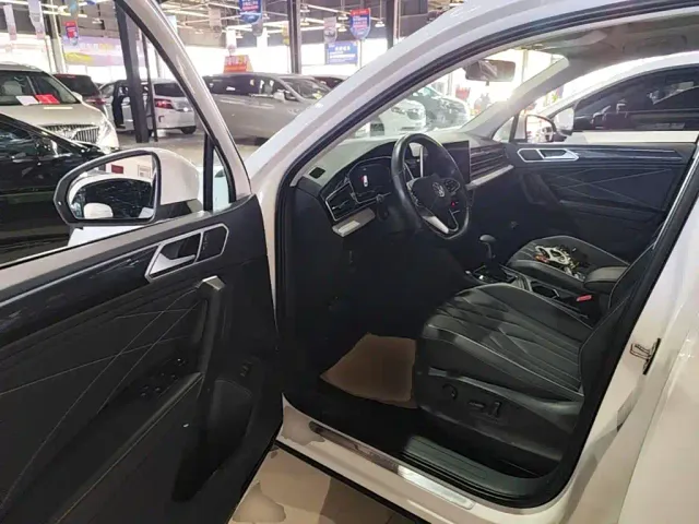 Volkswagen Tiguan L — Фото автомобиля 11