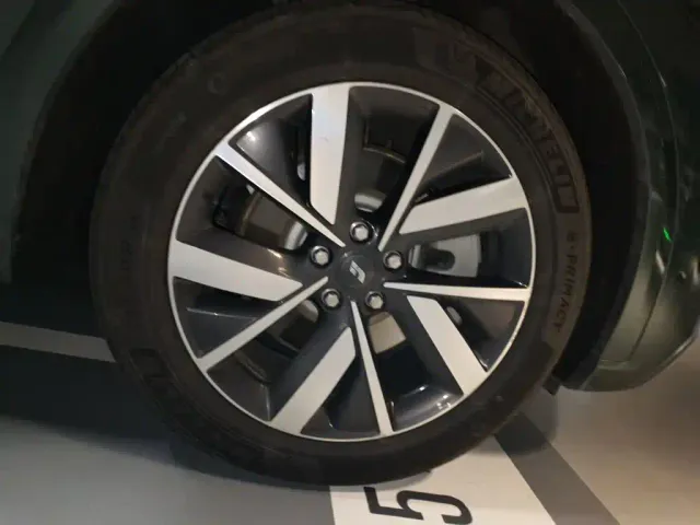 Li Auto L8 — Фото автомобиля 8
