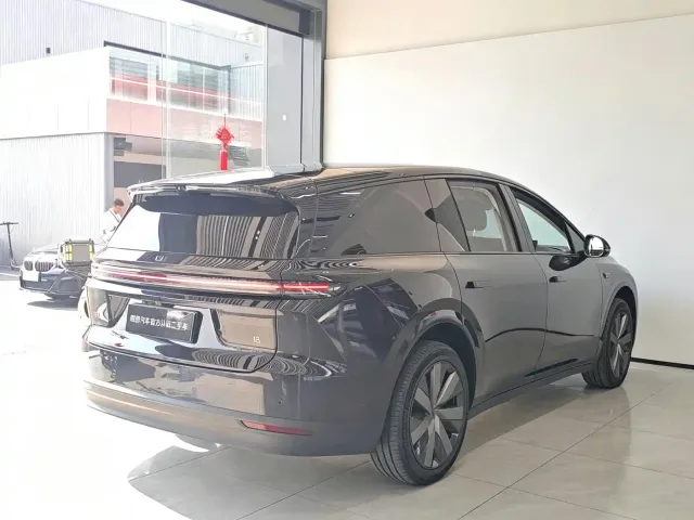 Li Auto i8 — Фото автомобиля 19