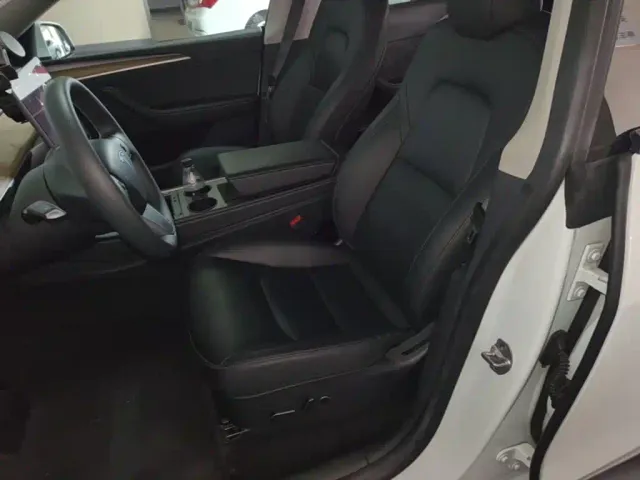 Tesla Model Y — Фото автомобиля 14