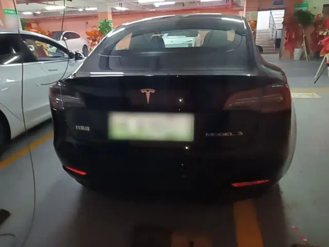 Tesla Model 3 — Фото автомобиля 5
