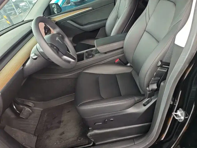 Tesla Model Y — Фото автомобиля 14