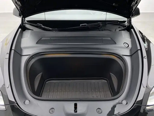 Tesla Model Y — Фото автомобиля 9