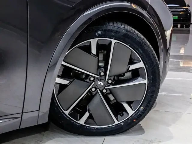 Li Auto L8 — Фото автомобиля 8