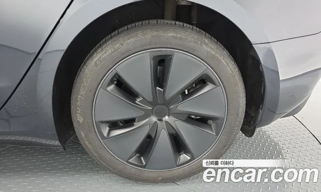 Tesla Model 3 — Фото автомобиля 6