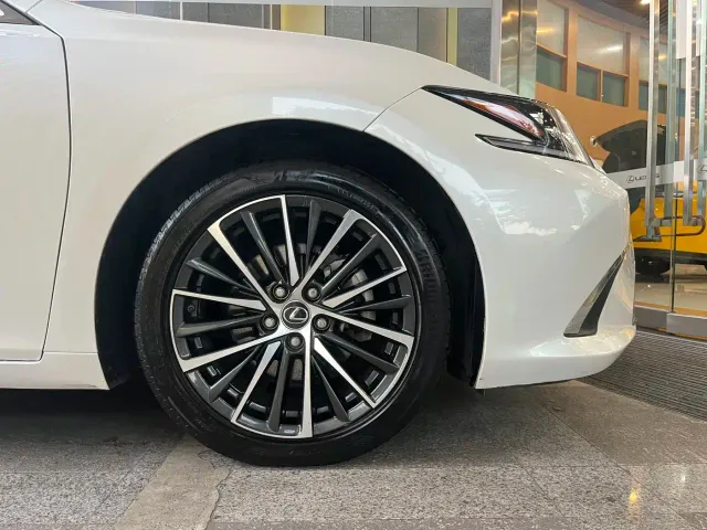 Lexus ES — Фото автомобиля 7