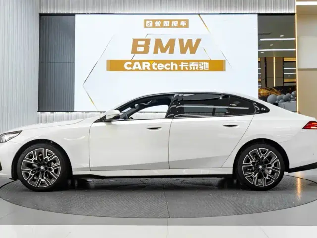 BMW BMW 5 Series 2025 530Li Premium M Sport Package — Фото автомобиля 3