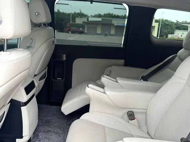Li Auto MEGA — Фото автомобиля 5