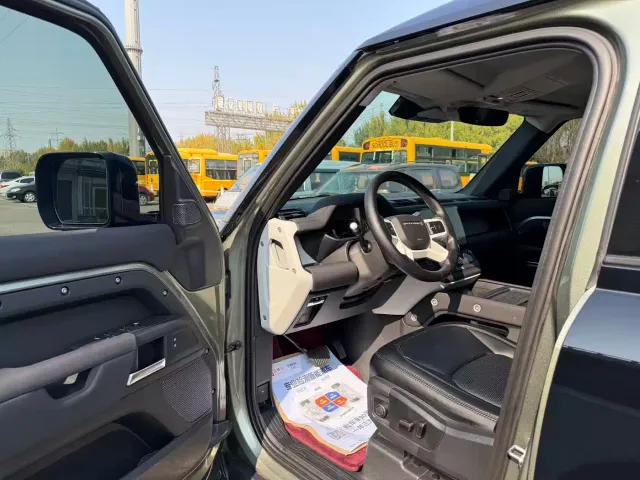 Land Rover Defender — Фото автомобиля 15