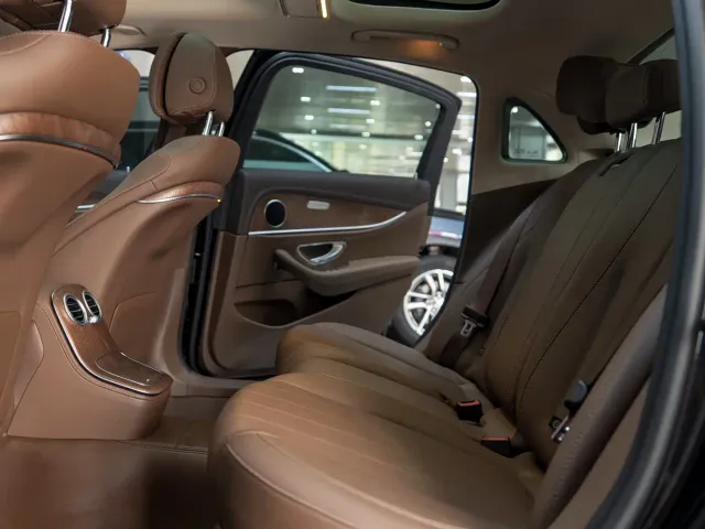 Mercedes-Benz E-Class — Фото автомобиля 12