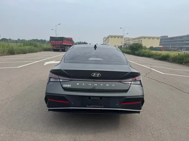 Hyundai Elantra — Фото автомобиля 14