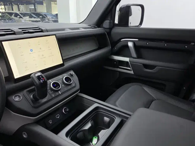 Land Rover Defender — Фото автомобиля 21