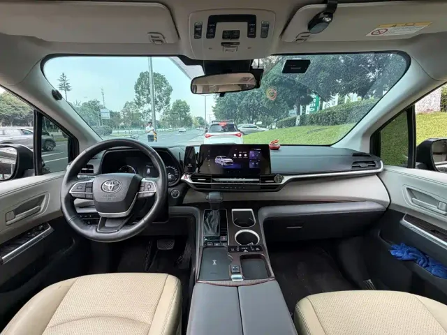 Toyota Sienna — Фото автомобиля 13