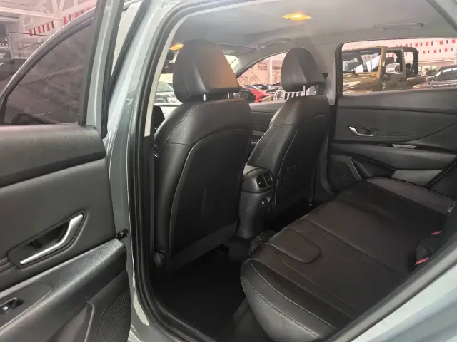 Hyundai Elantra 2022 1.5L CVT LUX Premium Edition — Фото автомобиля 13