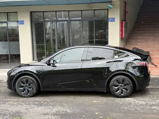 Tesla Model Y — Фото автомобиля 6