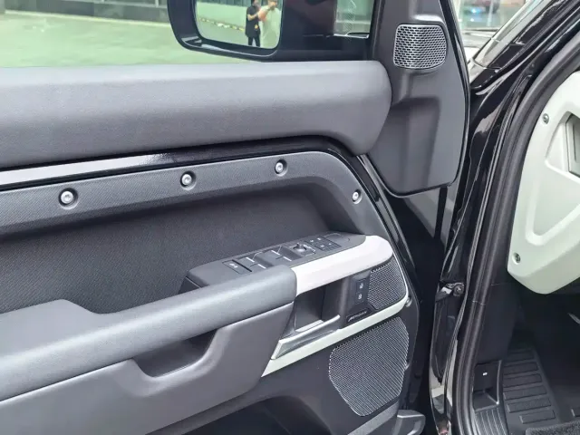 Land Rover Defender — Фото автомобиля 9