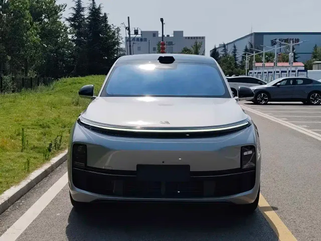 Li Auto L8 — Фото автомобиля 2