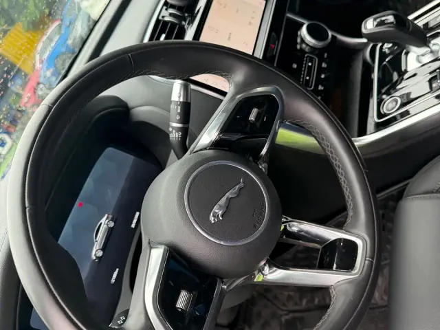 Jaguar XEL — Фото автомобиля 11