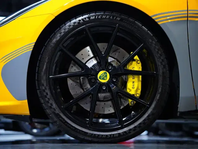 Lotus Emira — Фото автомобиля 3