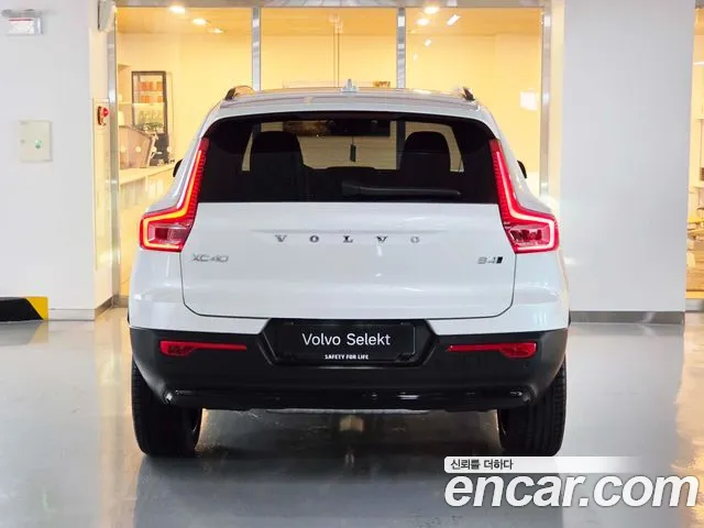 Volvo XC40 — Фото автомобиля 4