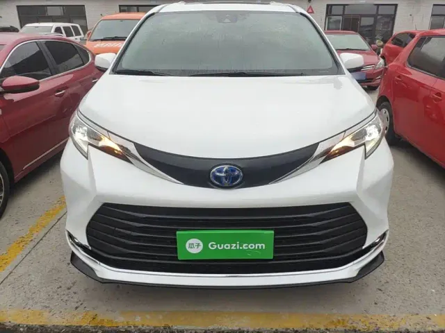 Toyota Sienna — Фото автомобиля 2