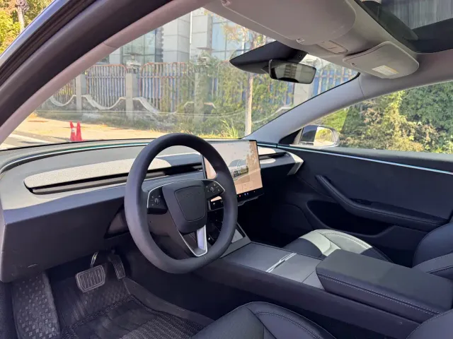 Tesla Model 3 — Фото автомобиля 8