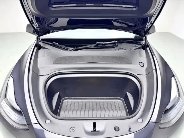 Tesla Model Y — Фото автомобиля 9