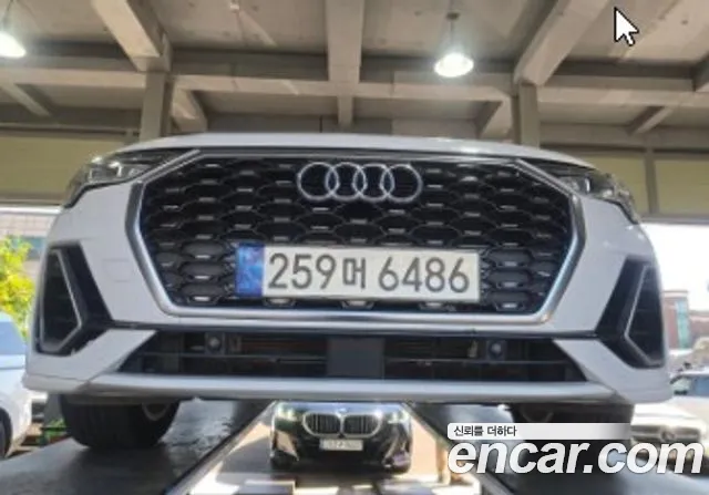 Фотография автомобиля — Audi Q3 F3