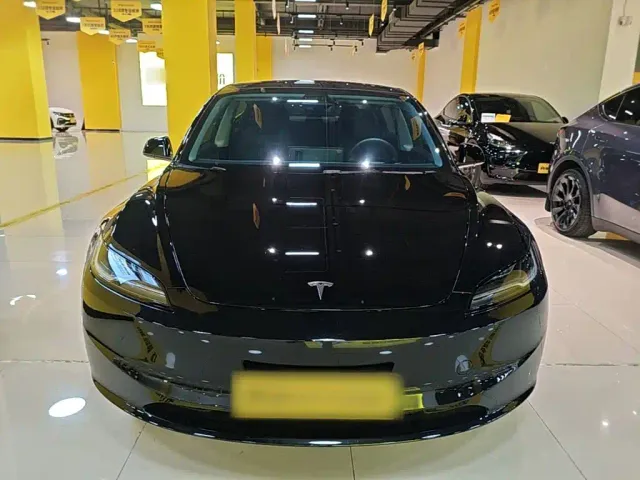 Tesla Model 3 — Фото автомобиля 2