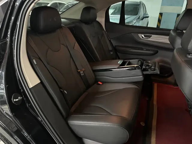 Hongqi E-QM5 — Фото автомобиля 18