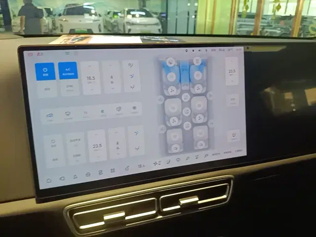 Li Auto L8 — Фото автомобиля 12