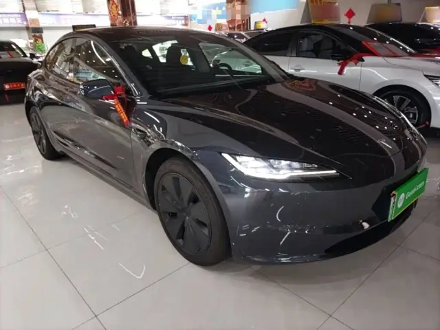 Tesla Model 3 — Фото автомобиля 3