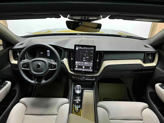 Volvo XC60 — Фото автомобиля 10